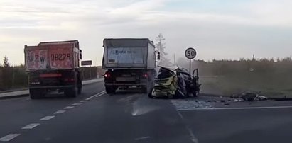 Masakra na drodze. Auto wbiło się w ciężarówkę!