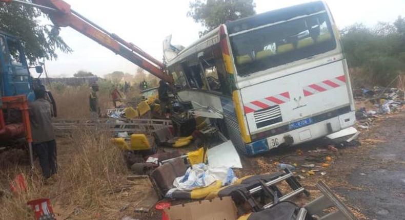 Les carcasses des bus entrés en collision à Kaffrine, au Sénégal, dimanche 8 janvier 2023