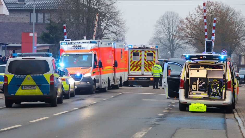 Służby przy przejeździe kolejowym w Brokstedt po ataku nożownika