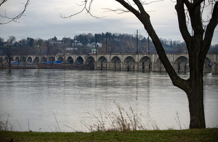 6. Harrisburg, Pensylwania.
Stolica Pensylwanii, licząca w 2011 roku 49 637 mieszkańców, w 2010 roku została uznana przez magazyn „Forbes” za najlepsze w USA miejsce do założenia rodziny. Rok później miasto złożyło wniosek o bankructwo. Brak kontroli i zawiłe operacje finansowe władz lokalnych sprawiły, że trudno było stwierdzić, jak bardzo było zadłużone to amerykańskie miasto. Według ówczesnych szacunków zadłużenie Harrisburga wyniosło ponad 1,5 mld dol., liczby te jednak nie uwzględniały zadłużenia w edukacji (13 mln dol. deficytu przewidzianego na 2012 rok) oraz niepokrytych zobowiązań emerytalnych i systemu opieki zdrowotnej. Harrisburg był pierwszą gminą w historii USA, która została oskarżona przez Amerykańską Komisję  Giełd i Papierów Wartościowych o defraudacje i wprowadzanie w błąd pod względem kondycji finansowej.
 Na zdj. Harrisburg, Pensylwania, USA. Na zdj. most nad rzeką Susquehanna. 15. grudnia 2011.