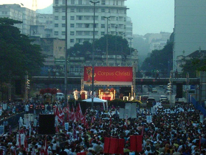Boże Ciało w Rio de Janeiro - ołtarz otoczony tłumem wiernych