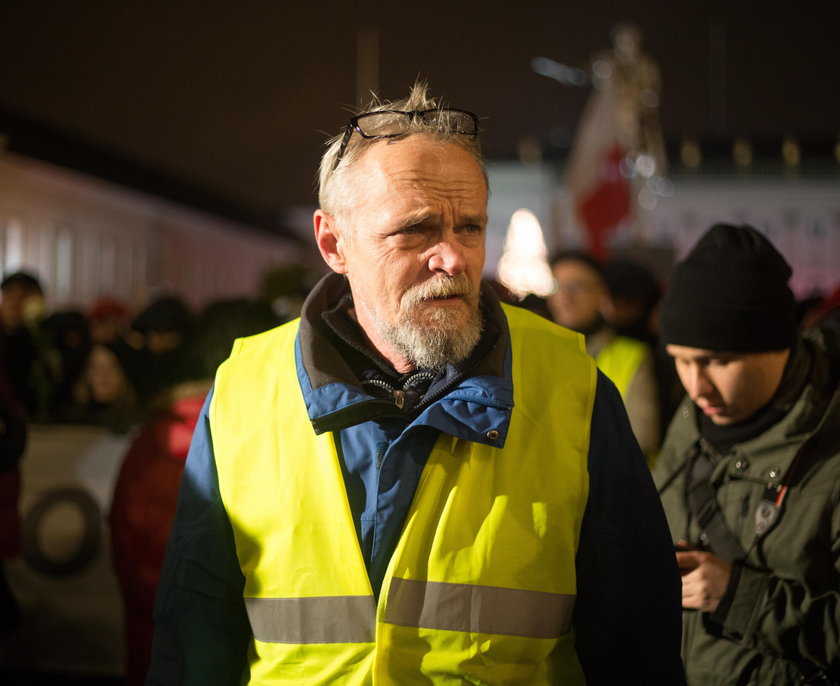 Lider Obywateli RP odcina się od pisarki rzucającej jajkami