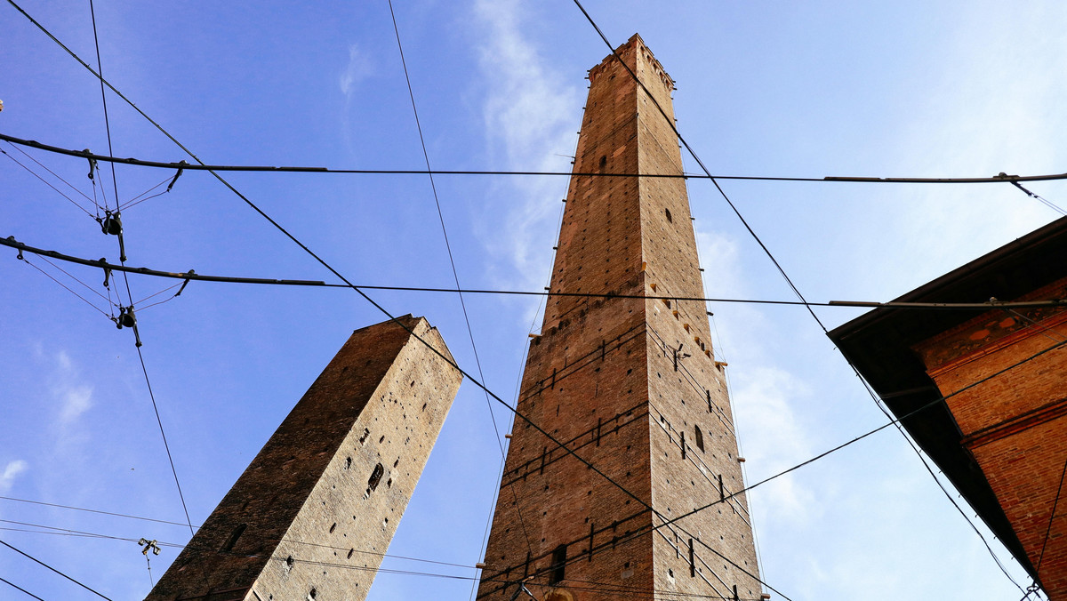 Krzywa wieża tym razem w Bolonii. Włosi próbują ją ratować