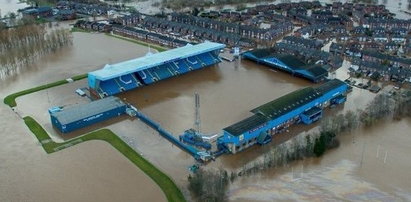 Huragan zniszczył stadion. Piłkarze rzucili się do pomocy powodzianom