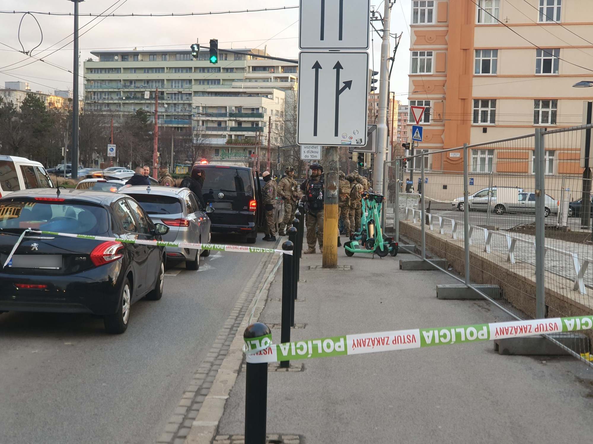 Špeciálne policajné jednotky zasahujú na Račianskom mýte v Bratislave.