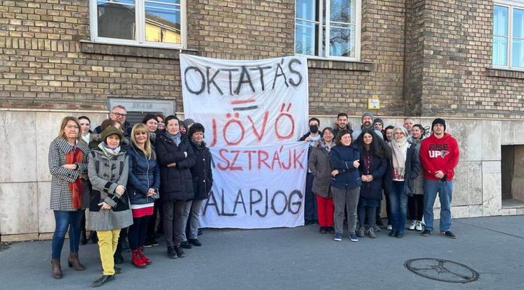 A budapesti Kosztolányi Dezső Gimnázium 20 tanára nem vette fel a munkát kedden