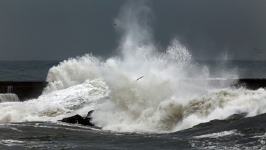 sztorm bram uderza w wielką brytanię z wiatrem 145 km/h