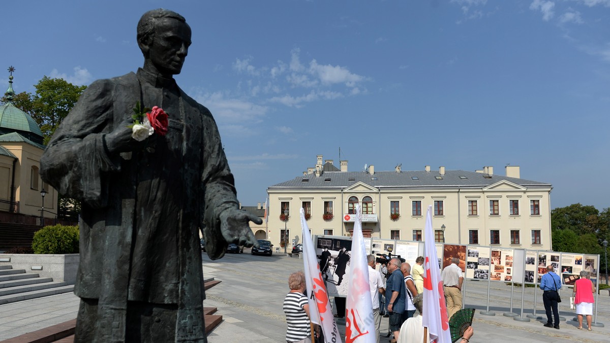 Przed kielecką katedrą otwarto ekspozycję poświęconą ks. Jerzemu Popiełuszce, zamordowanemu w 1984 r. przez funkcjonariuszy SB. - To wystawa o kapłanie, który nie mówił o odwecie, a zło zwyciężał dobrem – powiedział przewodniczący świętokrzyskiej Solidarności Waldemar Bartosz.