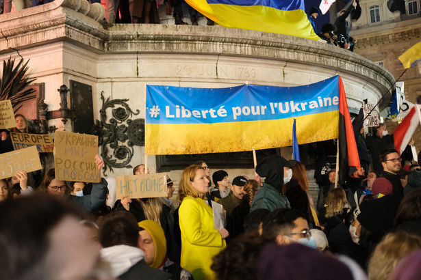 Manifestacja poparcia dla Ukrainy w Paryżu