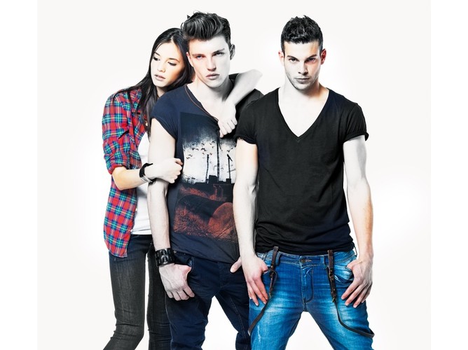 Letnie zabawy z denimem - kolekcja Bershka na lato 2011.