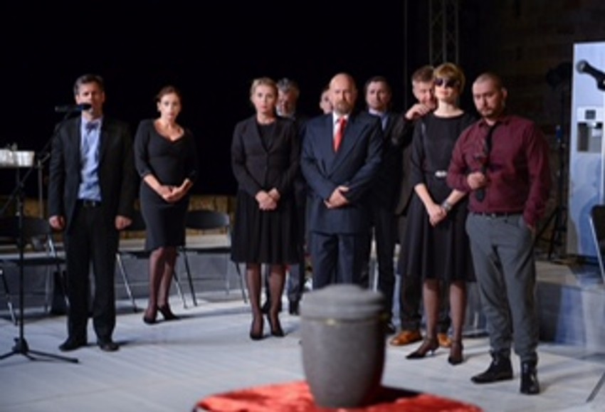 Scena iz predstave "Ožalošćena porodica"