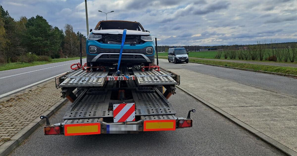  Inspektorzy ITD zatrzymali kierowcę lawety na A4. Przewożone auto uznali za odpad