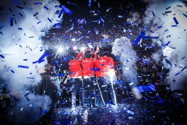 SK Telecom T1, najlepsza formacja 2016 roku, z pucharem za zwycięstwo na IEM.