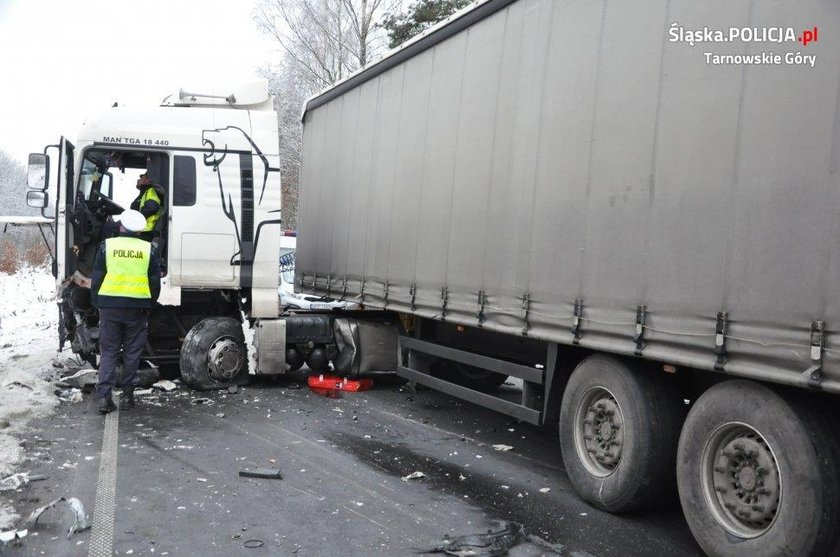 Wjechał autem pod ciężarówkę. Nie żyje