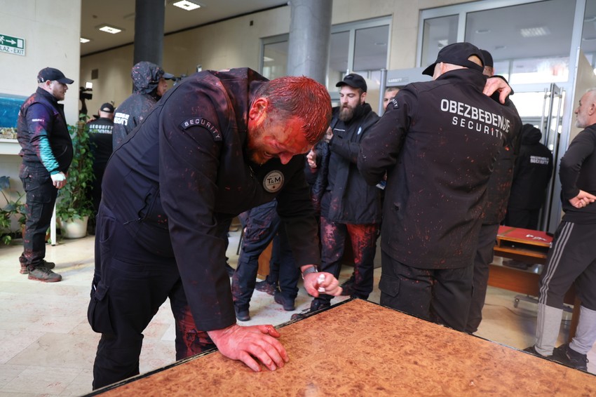 Obezbeđenje poliveno farbom ispred Skupštine grada