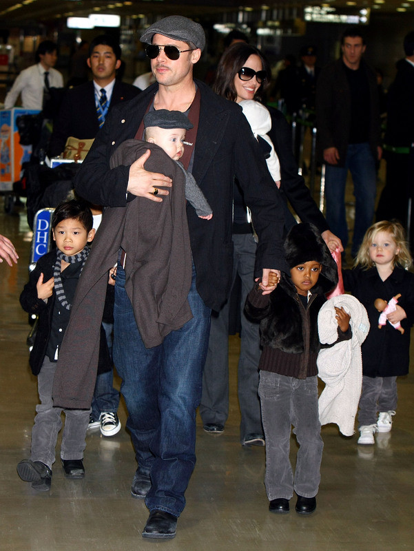 Angelina Jolie i Brad Pitt z rodziną na lotnisku w Tokio