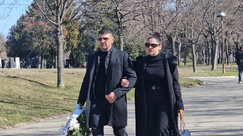 Nadica Ademov sa mužem na sahrani Saše Popovića