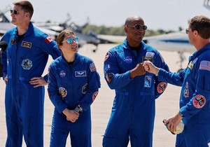 Članovi posade Artemis Dva (sa leva na desno): Džeremi Hansen, Kristina Koh, Viktor Glover i Rid Vajzmen | Foto: REUTERS/Joe Skipper