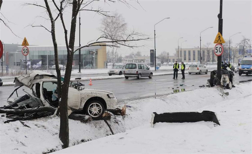 Auto rozpadło się na pół. 2 osoby nie żyją! ZDJĘCIA