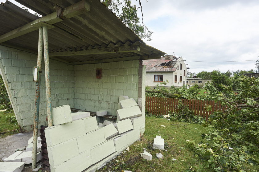 Katastrofalne skutki nawałnic: pozrywane dachy, latające płyty, tysiące domostw bez prądu