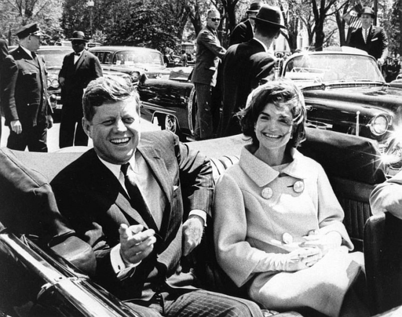John F. Kennedy i pierwsza dama Jacqueline Kennedy. Zdjęcie z 1961 roku
