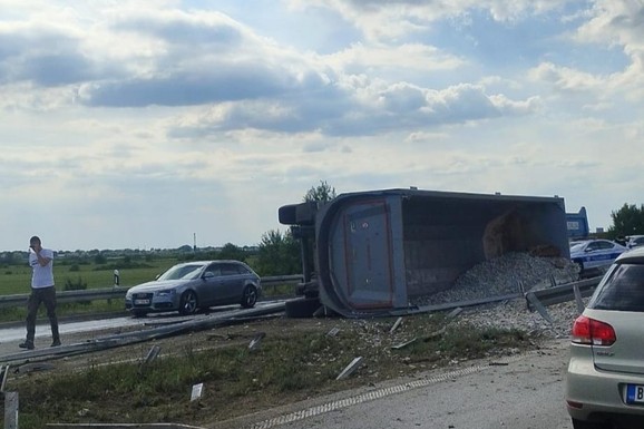 (FOTO, VIDEO) TEŽAK UDES KOD SURČINA Kamion se prevrnuo, saobraćaj usporen
