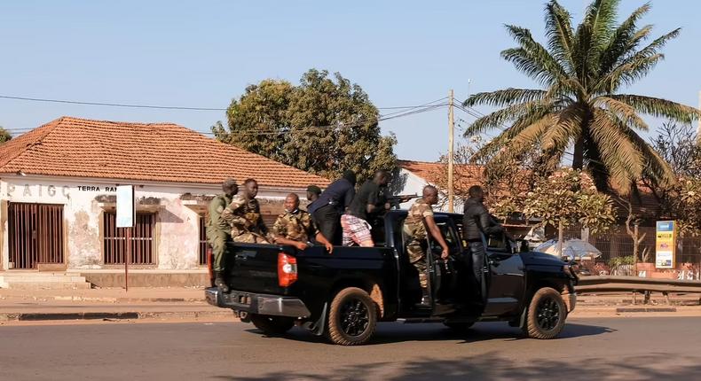 Des-militaires-Bissau-guinéens
