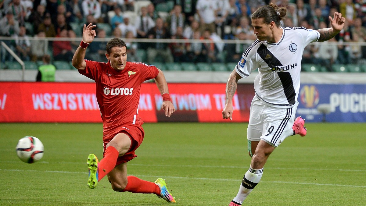 W hicie 1/8 finału Pucharu Polski Legia Warszawa pewnie pokonała Lechię Gdańsk 4:1 (1:0). Trzy gole dla gospodarzy padły po stałych fragmentach gry i przy biernej postawie obrońców gości. Dwa trafienia zaliczył Aleksandar Prijović, który rozpoczął i zakończył strzelanie. W ćwierćfinale obrońca tytułu zmierzy się z Chojniczanką Chojnice.