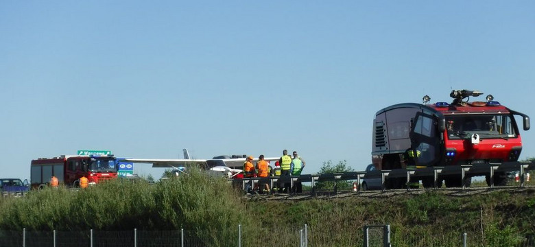 Awionetka lądowała awaryjnie na autostradzie A4. Kierowcy przecierali oczy ze zdumienia [FOTO]