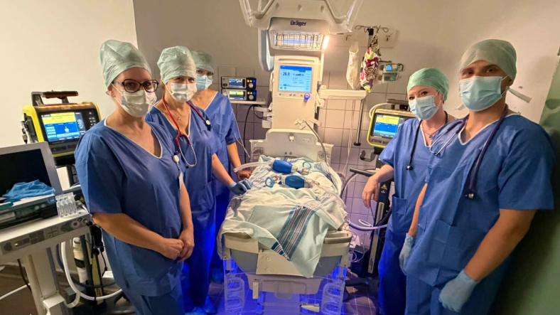 Neonatologický tím, pripravený na príchod siamských dvojičiek na svet. Zdroj: NÚDCH