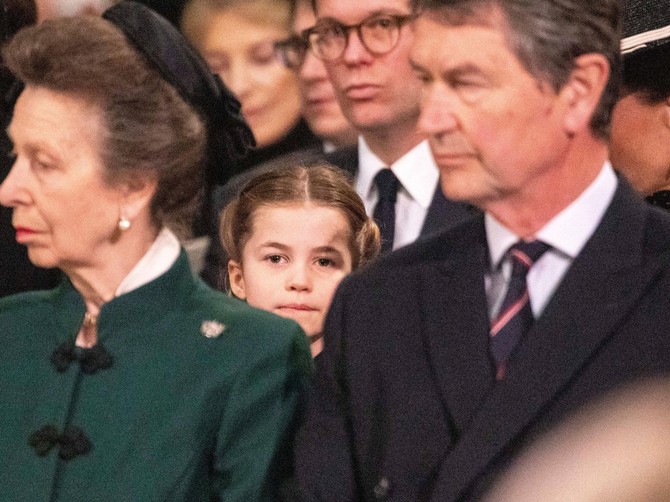 Princeza Ana sa suprugom, iza njih je princeza Šarlot 