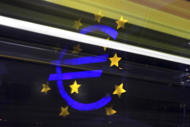 Symbol waluty euro przed gmachem Europejskiego Banku Centralnego we Frankfurcie nam Menem.