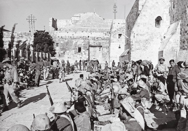 Izraelscy żołnierze na placu przed Bazyliką Narodzenia Pańskiego w Betlejem w czasie wojny sześciodniowej w czerwcu 1967 r.