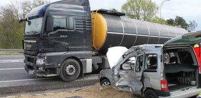 Cysterna zmiażdżyła peugeota. Potworne FOTO