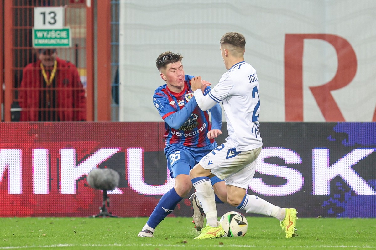 Zawodnik Piasta Gliwice Oskar Leśniak (L) i Joel Pereira (P) z Lecha Poznań podczas meczu 17. kolejki piłkarskiej Ekstraklasy