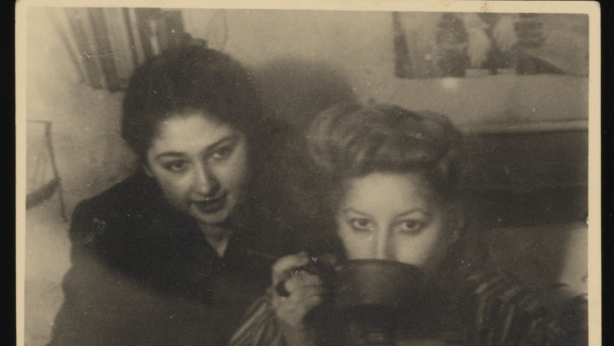 Melania Fogelbaum (z prawej) i Helena Zemler, Łódź, 1942 r. 