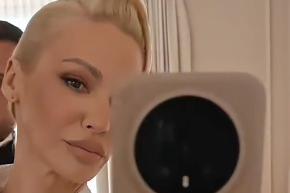 NATAŠA BEKVALAC U BADE-MANTILU NA KREVETU Snimala se u sobi, pa joj u kadar upao muškarac: Evo kako je reagovala (VIDEO)