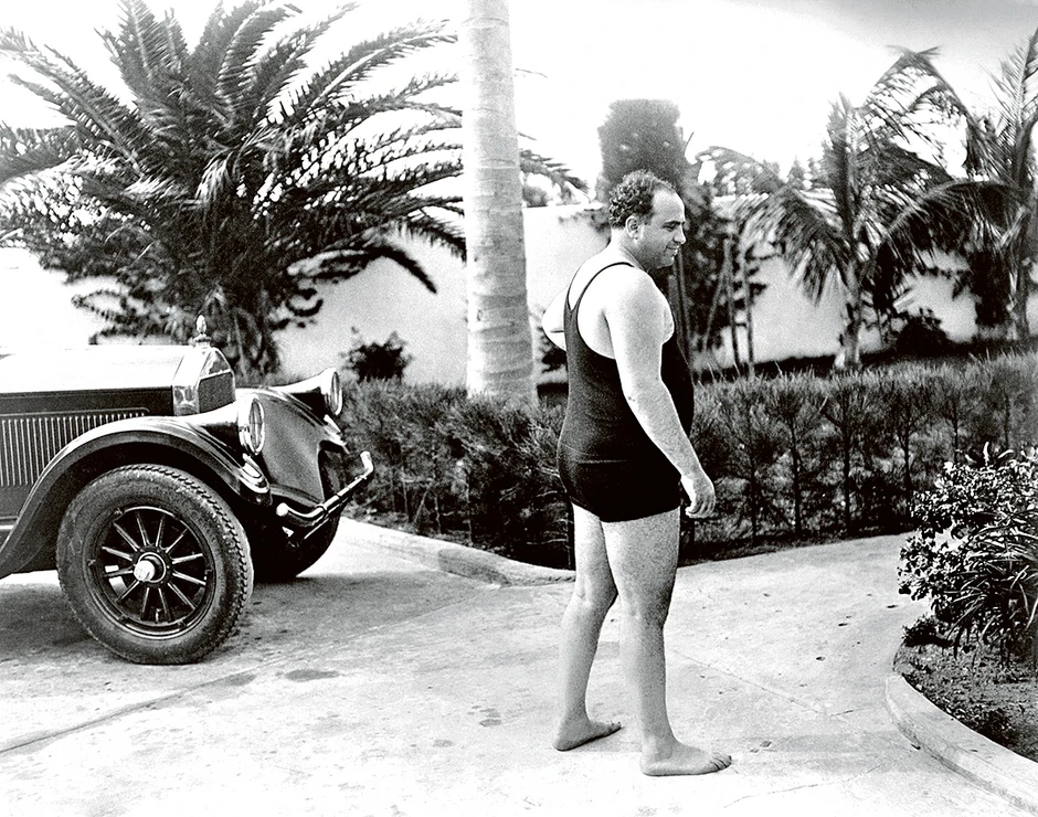 Procenjuje se da je Kapone zarađivao desetine miliona dolara svake godine. Većinu tridesetih godina proveo je u zatvoru zbog izbegavanja da plati porez