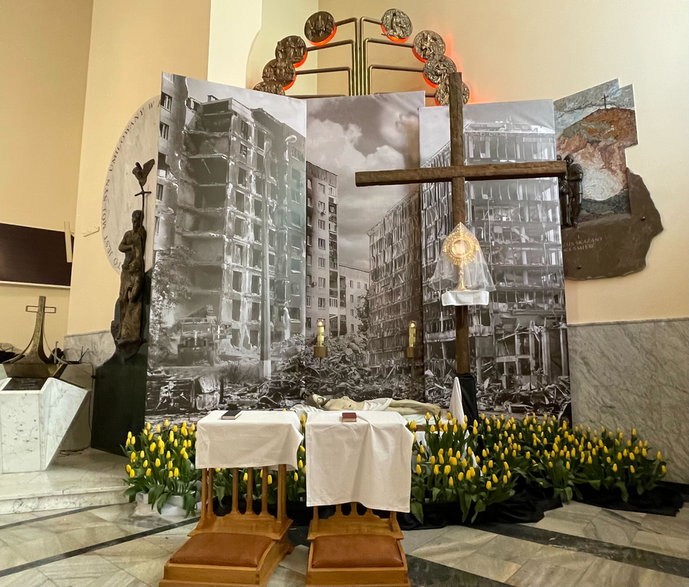 W Lublinie grób pański został zaaranżowany jako grób wojenny ze zdjęciami zniszczeń w Ukrainie