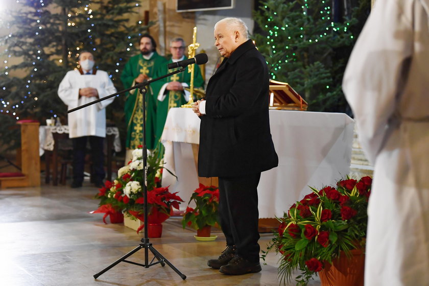 Prezes Prawa i Sprawiedliwości Jarosław Kaczyński podczas mszy świętej w kościele Wszystkich Świętych w Starachowicach