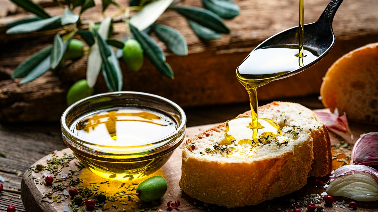 Extra panenský olivový olej je skutočným zlatom mediteránskej kuchyne (ilustračné foto).