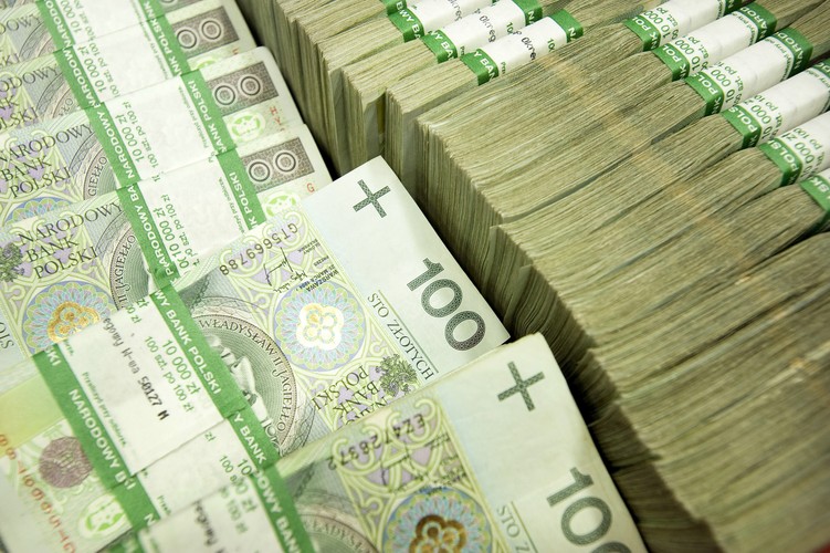 Wydatki budżetu państwa obniżono o 6,6 mld zł w porównaniu do wydatków zaplanowanych w ustawie budżetowej na 2015 r. tj. do kwoty 336,7 mld zł, co było wynikiem oszczędności wynikających z niewykorzystanych rezerw celowych oraz z dotychczasowych blokad wydatków dokonanych przez dysponentów budżetu państwa. Zazwyczaj jest to wynikiem oszczędności powstałych przy przetargach i dokonywanych zakupach.