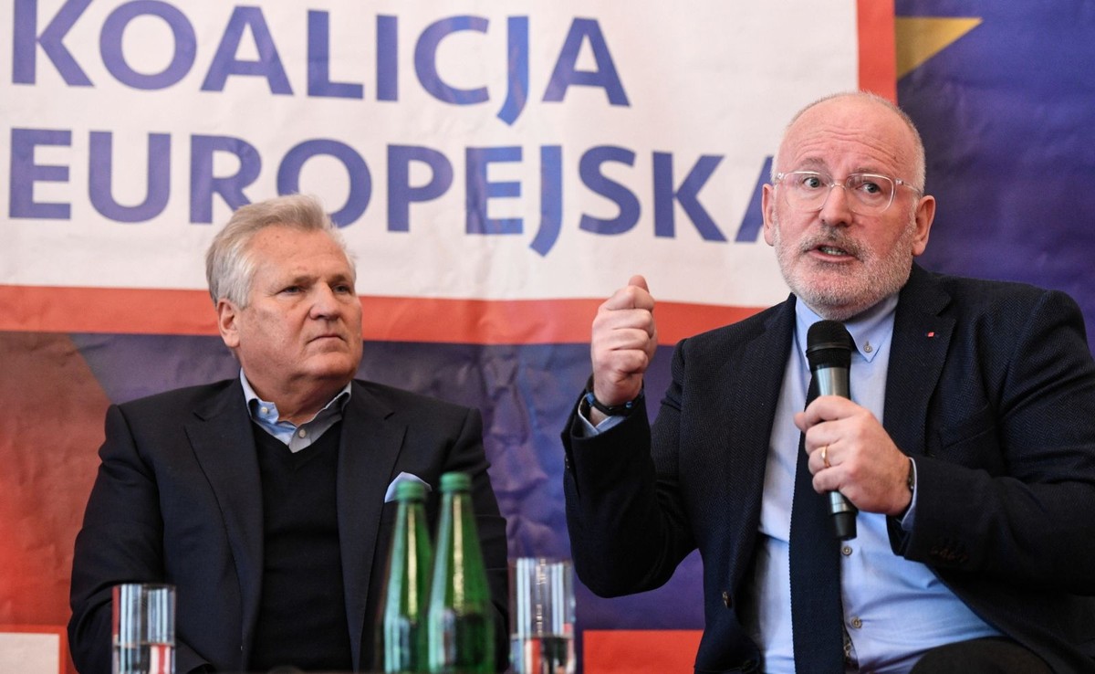 Wiceprzewodniczący Komisji Europejskiej, kandydat PES na szefa KE następnej kadencji Frans Timmermans (P) i były prezydent Aleksander Kwaśniewski (L) podczas debaty o przyszłości Unii Europejskiej i Europie socjalnej, 6 bm. w Warszawie