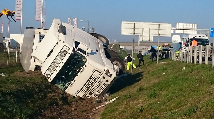 Felborult egy kamion az M0-áson/ Fotó: Olvasóriporter