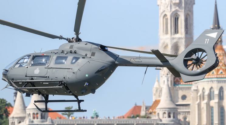 Magyar Honvédség helikopterei gyakorolnak a Dunán / Fotó: Varga Imre