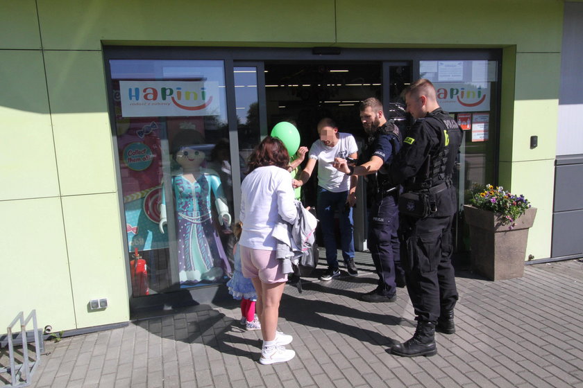 A to pech! Robili zakupy i zostali uwięzieni w sklepie