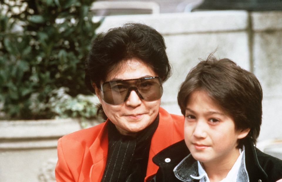 Yoko Ono z synem Seanem w 1986 roku (fot. Bulls Press)