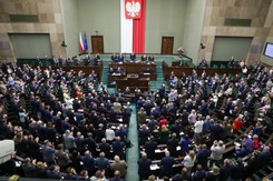 Parlamentarzyści toną w długach. Rekordziści spłacają miliony