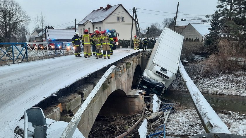 Tir wpadł do rzeki i uszkodził wodociąg. Mieszkańcy zostali bez wody