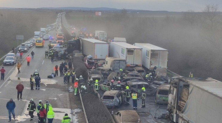 Az M1-es autópályán tömegbaleset történt szombaton / Fotó: Police.hu